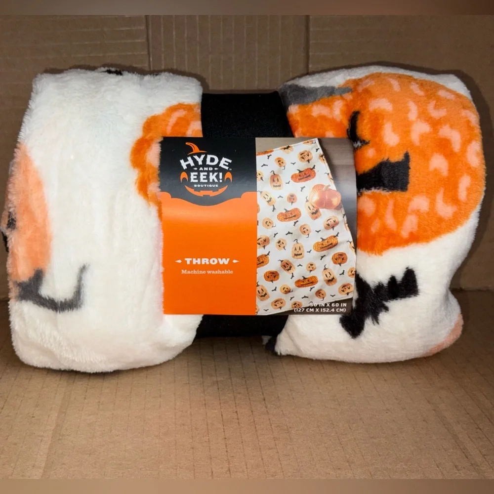 HYDE & EEK Boutique Pumpkin & Bat Plush Throw / Blanket